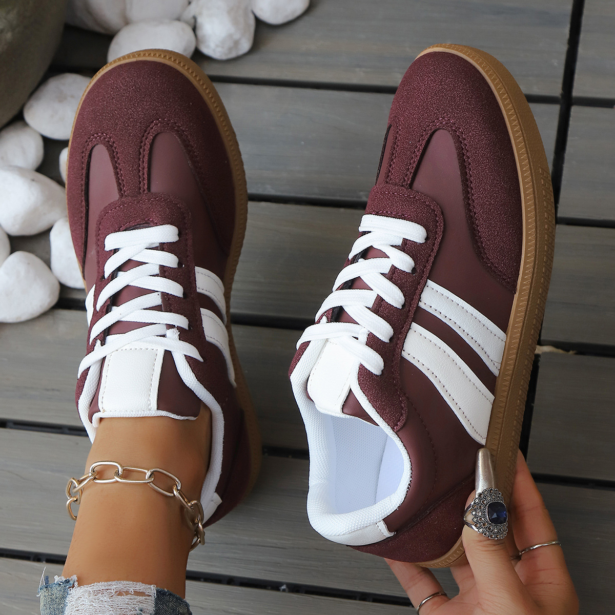 BIJOURA | Leather sneaker with retro stripe