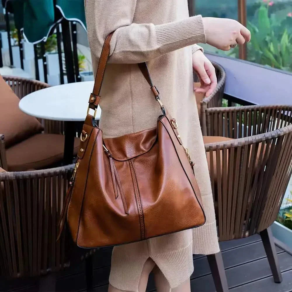 VICTORIA | Leather hobo bag with adjustable strap
