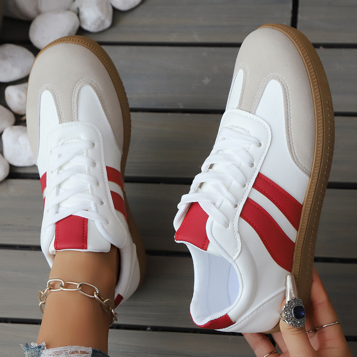 BIJOURA | Leather sneaker with retro stripe