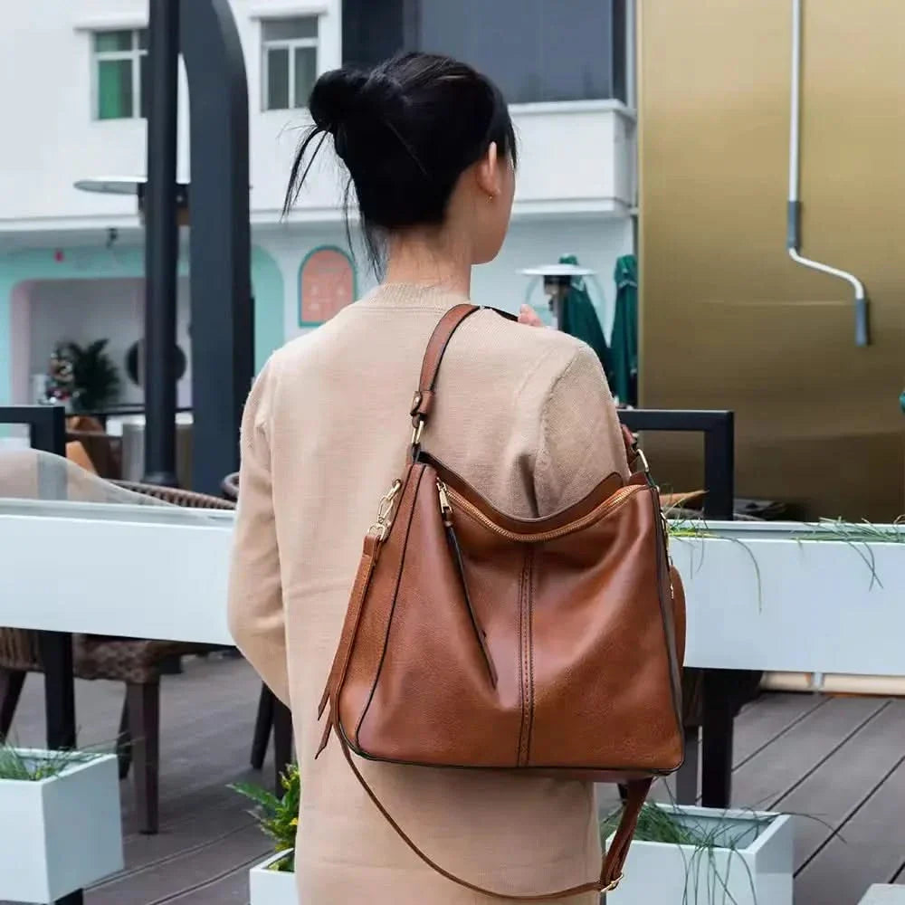VICTORIA | Leather hobo bag with adjustable strap
