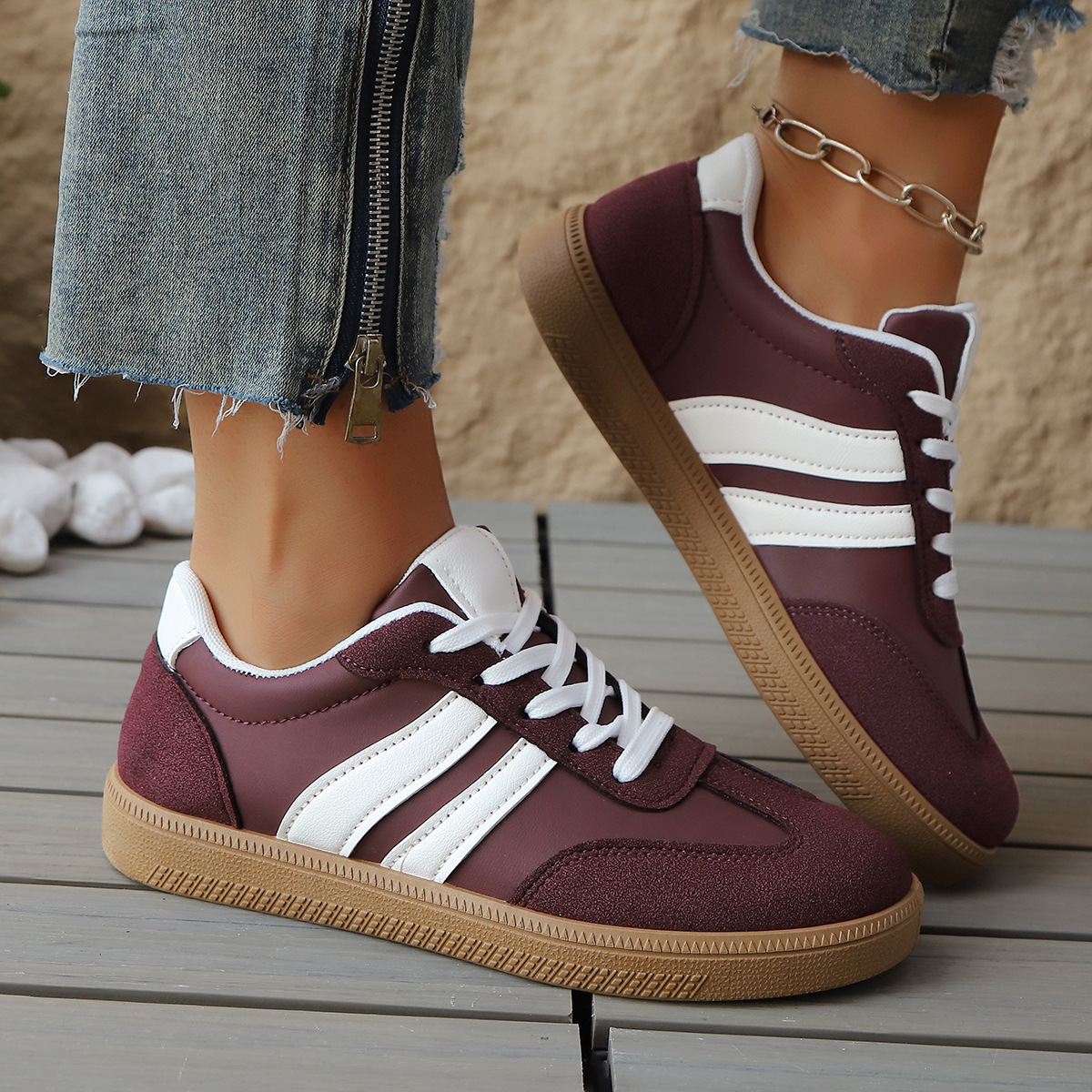 BIJOURA | Leather sneaker with retro stripe